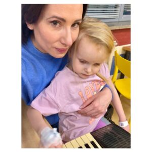 Magdalena Popławska Instagram - W DNIU DZIECKA - chciałybyśmy z siostrą żeby ten budynek w tle na zdjęciu za nami 👉🏼 @centrum_zdrowia_dziecka 👉🏼 i jemu podobne opustoszały, a wszystkie cierpiące dzieci wyzdrowiały i wróciły szczęśliwie do domu. 💓 ๑´• .̫ •ू`๑)💓 W DNIU DZIECKA pragniemy, żeby Dzieci z niepełnosprawnościami i ich opiekunowie @2119pln  wywalczyły należne im  prawa. ☼ ✌ (◍•ᴗ•◍)✌ ☼ 
W DNIU DZIECKA prosimy, abyście podpisali petycję @dajemydzieciomsile do wszystkich partii politycznych o włączenie kwestii bezpieczeństwa dzieci w ich programy wyborcze! ( link w Bio )
W DNIU DZIECKA chcemy z całego serca podziękować WSZYSTKIM  osobom za wsparcie zbiórki na rzecz naszej kuzynki MARCELINY która w Centrum Zdrowia Dziecka w Warszawie spędziła  z rodzicami ciężkie dwa miesiące walcząc o życie. Marcysia przeszła przyspieszoną radioterapie, marzyła o powrocie  do domu, do swojej siostry, babci, kotka i to się udało. Teraz  potrzebuje rehabilitacji i  opieki 24 godziny na dobę obojga rodziców - to jest możliwe dzięki WASZYM dobrym sercom, pomocy rodziny i bliskich. Tata Cysi dzięki zbiórce między innymi mógł wyremontować i dostosować łazienkę i pokój. Na drugim zdjęciu Marcysia jest już w domu, na pierwszym spacerze i cieszy się wiosną. 🌸🌼🌺 BARDZO DZIĘKUJEMY! Niech DOBRO WRÓCI DO WAS I WASZYCH DZIECI! #dziendziecka #fundacjanaszedzieci #fundacjadajemydzieciomsiłę stopkrzywdzeniudzieci #wszytskiedziecinaszesą