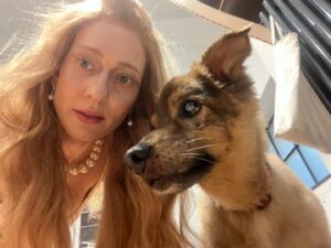 Magdalena Popławska Instagram - Szukam amatora starych psów. Mam do oddania jednego, tego ciut większego choć niższego.  Stary. Zdrowy. Nie widzi. Niewiele słyszy.  Głównie spi. Jest cudny. Ciężko mu po schodach, wiec najlepiej  dom z ogrodem❤️❤️❤️
Komu?