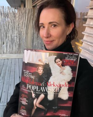 Magdalena Popławska Instagram - Nie wiem, czy wspominałam Wam, że warto zajrzeć do @viva_magazyn numer 24/2023 ?!😜🫵🏻W nim ONA I JA! Czyli JA I SIOSTRA, dzięki temu spotkaniu i świetnej rozmowie przeprowadzonej przez Beatę Nowicką nareszcie miałyśmy czas spotkać się i pogadać 🤭, gdyż nasze cechy wspólne to zabieganie, zalatanie, załatwianie, pomaganie, zawożenie, odbieranie, angażowanie, zapominanie, spóźnianie, granie, pranie, roztrzepanie, bałaganienie potem wieczne sprzątanie 🧹 
I weź tu znajdź czas człowieku na wspólną kawkę i dwugodzinne pogaduchy z siorą!@magda.poplawska 👯‍♀️! Miłej lektury Wam życzymy i dobrej końcówki roku 2023! Odpocznijmy przez chwilę !  Rozmawiała BEATA NOWICKA
Zdjęcia @rafalmaslow 
Makijaż @sylwiarakowskamakeup 
Fryzury @tomek_gorecki Stylizacje @janekkryszczak  Stylizacja @janekkryszczak Jan Kryszczak
Produkcja Paulina Aleksiejuk-Lewandowska🤭🫵🏻 #siostry #sister #sistar #sis #sorelle #soeurs #powersisters #codwietoniejedna