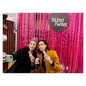 Magdalena Popławska Instagram - Z siostrą na filmie o siostrach zaklętych w milczeniu, ukrytych w ciszy. 🎥 👥 . Zatopiłyśmy się w tym filmie jak jeden z bohaterów opowieści - w kałuży Pepsi Coli. „The Silent Twins" Agnieszki Smoczyńskiej, który  zdobył Złote Lwy na 47 @fpffgdynia od jutra wchodzi do kin.
Niepokojąca i tajemnicza jest ta opowieść. Wciąga i zasysa. Kino mocno autorskie i osobliwe z oryginalnym scenariuszem, znakomicie wyreżyserowany. Piękne zdjęcia, scenografia,  obłędna muzyka, animacje. Film powstał na podstawie książki „ Milczące bliźniaczki" Marjorie Wallace, historia przedziwnej relacji dwóch sióstr, pełnej miłości i nienawiści, współzależności i kontroli. To opowieść o bliskości, która stała się śmiertelną pułapką. Dziękujemy @smoczynskakonopka za film, zaproszenie i wspólne zdjęcie  w pokoju bliźniaczek. To było święto. 
Wszystkim którzy maczali palce w tej produkcji a których nie sposób wymienić - ogromnie gratulujemy. Idźcie do KIN! Trzeba go zobaczyć na dużym ekranie.  #silenttwins #film #premiera #milczaceblizniaczki #thesilenttwins #marjoriewallace #kryptofazja  @smoczynskakonopka @jagna_dobesz #kubakijowski #marcinlenarczyk @paweljuzwuk @zuzawronska #agnieszkaglinska 
#katarzynalewińska #ewapuszczynska @klaudia.smieja @jacek.beler.official @kinga.preis @klara_malgorzata @ewa.rodart @paszczenko @smashthecontrol @gutekfilm