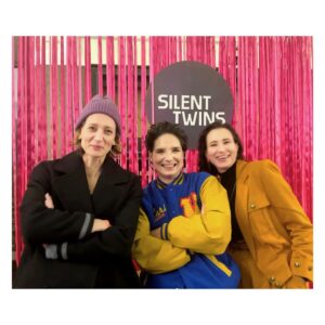 Magdalena Popławska Instagram - Z siostrą na filmie o siostrach zaklętych w milczeniu, ukrytych w ciszy. 🎥 👥 . Zatopiłyśmy się w tym filmie jak jeden z bohaterów opowieści - w kałuży Pepsi Coli. „The Silent Twins" Agnieszki Smoczyńskiej, który  zdobył Złote Lwy na 47 @fpffgdynia od jutra wchodzi do kin.
Niepokojąca i tajemnicza jest ta opowieść. Wciąga i zasysa. Kino mocno autorskie i osobliwe z oryginalnym scenariuszem, znakomicie wyreżyserowany. Piękne zdjęcia, scenografia,  obłędna muzyka, animacje. Film powstał na podstawie książki „ Milczące bliźniaczki" Marjorie Wallace, historia przedziwnej relacji dwóch sióstr, pełnej miłości i nienawiści, współzależności i kontroli. To opowieść o bliskości, która stała się śmiertelną pułapką. Dziękujemy @smoczynskakonopka za film, zaproszenie i wspólne zdjęcie  w pokoju bliźniaczek. To było święto. 
Wszystkim którzy maczali palce w tej produkcji a których nie sposób wymienić - ogromnie gratulujemy. Idźcie do KIN! Trzeba go zobaczyć na dużym ekranie.  #silenttwins #film #premiera #milczaceblizniaczki #thesilenttwins #marjoriewallace #kryptofazja  @smoczynskakonopka @jagna_dobesz #kubakijowski #marcinlenarczyk @paweljuzwuk @zuzawronska #agnieszkaglinska 
#katarzynalewińska #ewapuszczynska @klaudia.smieja @jacek.beler.official @kinga.preis @klara_malgorzata @ewa.rodart @paszczenko @smashthecontrol @gutekfilm