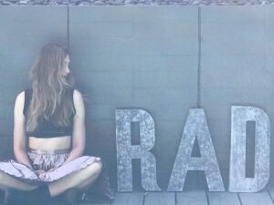 Mageina Tovah Instagram - #rad
.
.
.
#redlips #gold #skirt