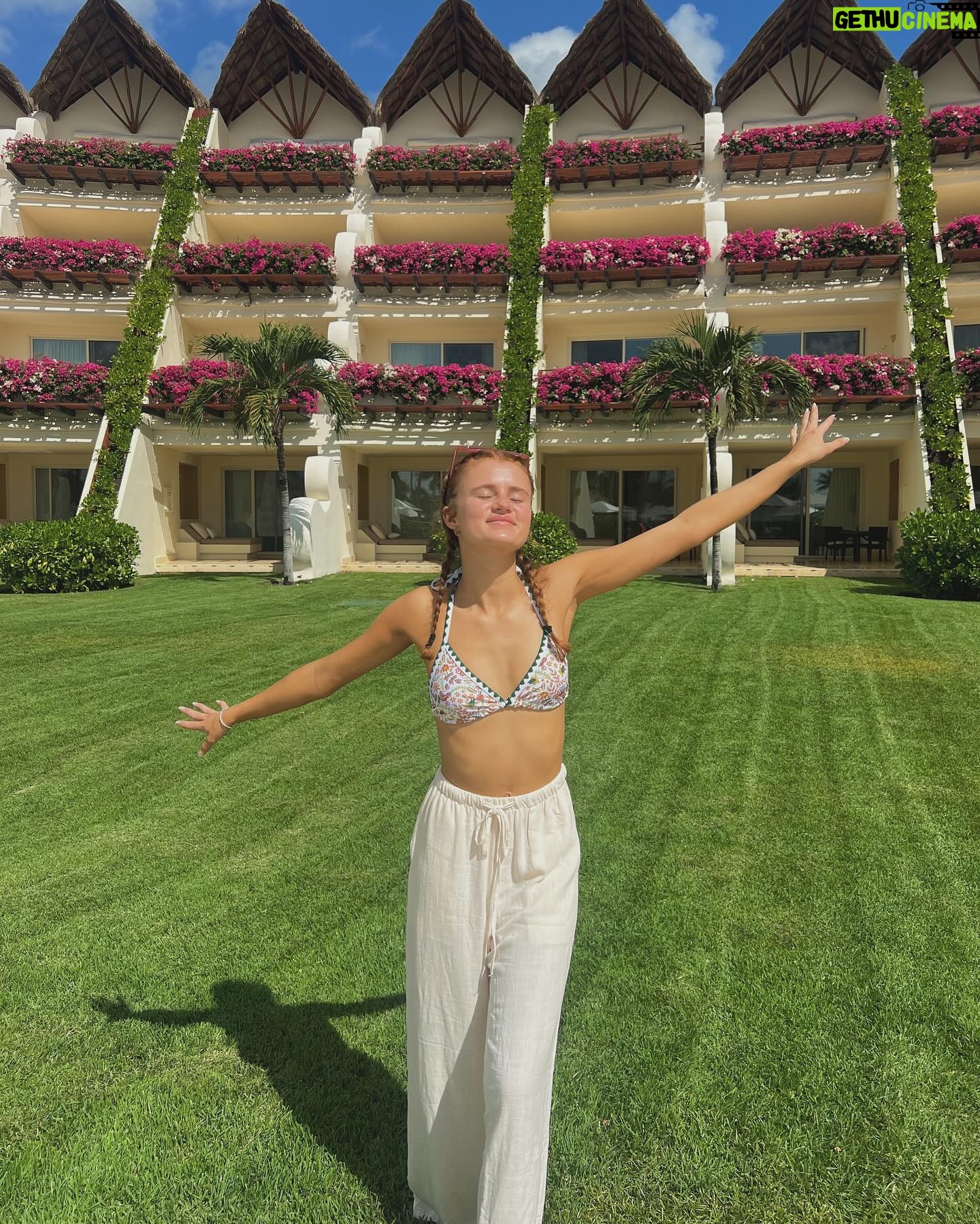 Maggie Elizabeth Jones - 1.4K Likes - ✈️🏝️🧳🥂