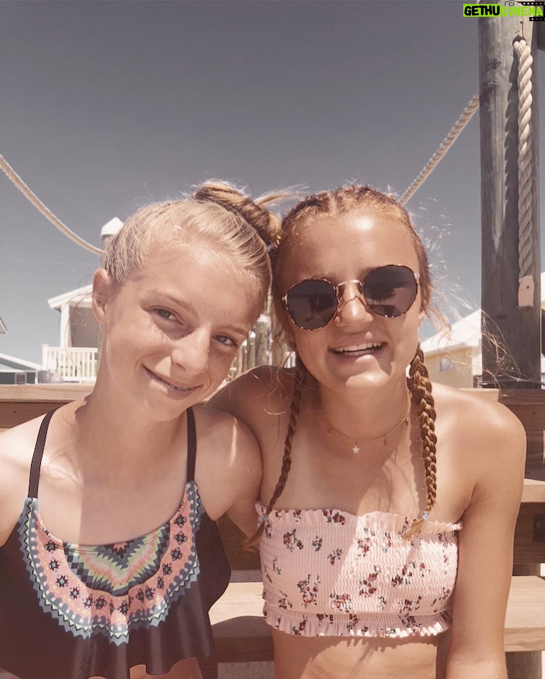 Maggie Elizabeth Jones - 2.2K Likes - High tides, good vibes, and really bad tan lines.
So thankful for these girls!! (And guacamole)