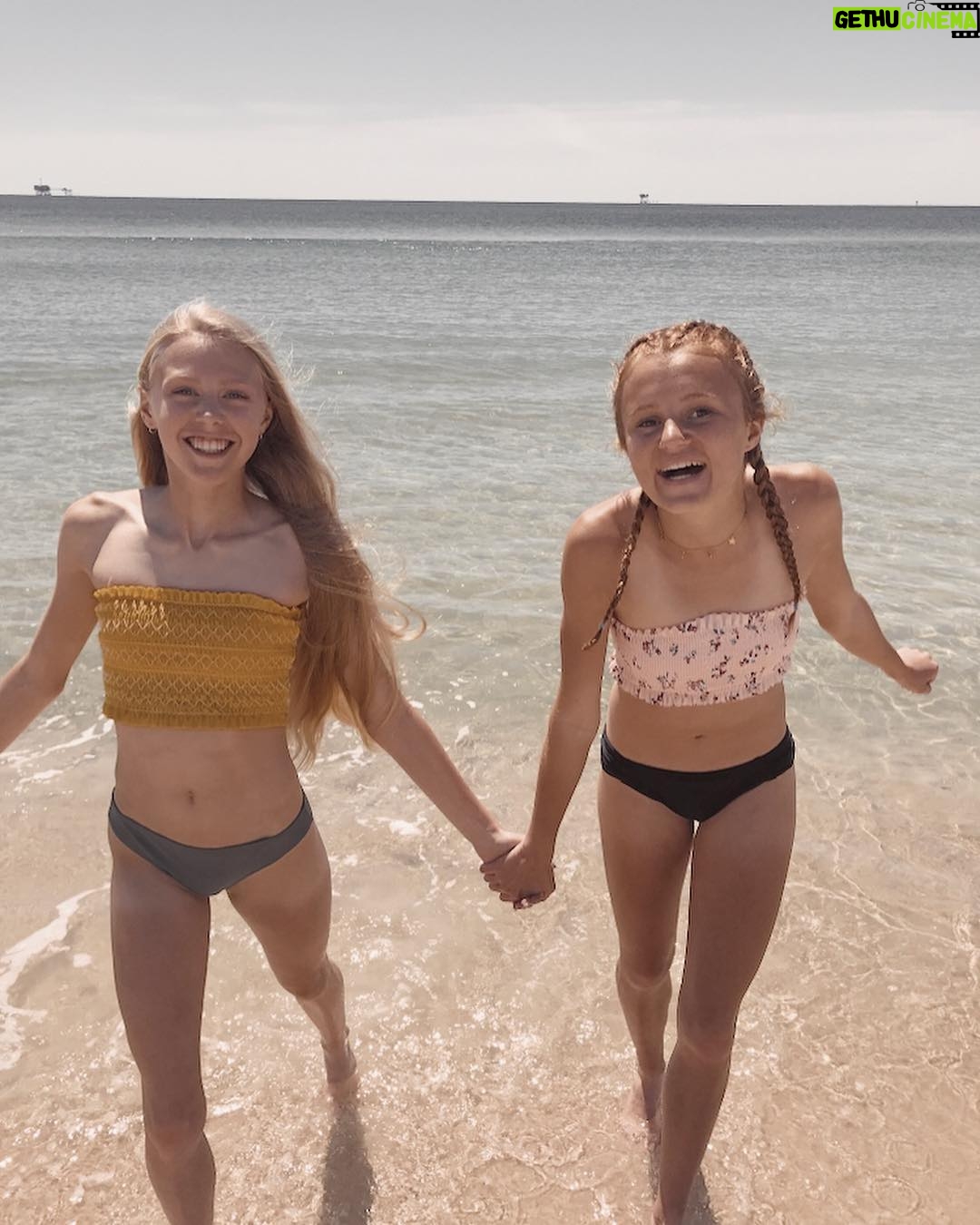 Maggie Elizabeth Jones - 2.2K Likes - High tides, good vibes, and really bad tan lines.
So thankful for these girls!! (And guacamole)