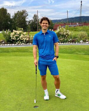 Magnus Carlsen Instagram - Perfect warm up before punching in to my 9.5 job👷‍♂️