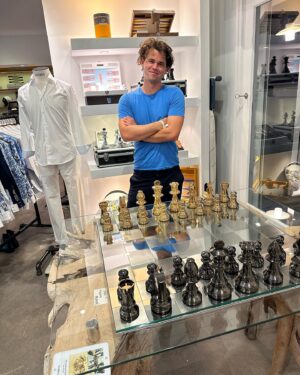 Magnus Carlsen Instagram - Fancy chess boards that are set up wrong, name a better duo