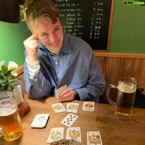 Magnus Devold Instagram - Jeg feirer bursdag i Amsterdam og får spille idiot med Amsterdams hyggeligste kortstokk (og en idiot)