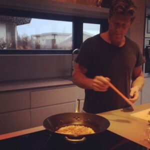 Magnús Scheving Instagram - Flipping ommilettes 🐓#ommilette #breakfast