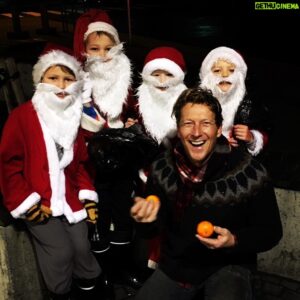 Magnús Scheving Instagram - 4 santas and a child :) #christmas #santaclaus