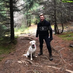 Magnús Scheving Instagram - My dog Teddi outrunning me this morning #dog #sportadog #sportacus