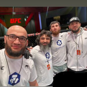 Magomed Ankalaev Instagram - АсСалям алляйкум , приветствую всех , надеюсь не сильно заставил переживать ,  кто переживал сильно не переживайте все хорошо, победа за нами. спасибо всем друзья ✊