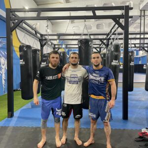 Magomed Magomedov Instagram - С ними в зале  всегда бывают искры 😃 @khasan_magomedsharipov  тебя Ренат спрашивает ждёт тебя ещё с февраля 🤣🤦🏻