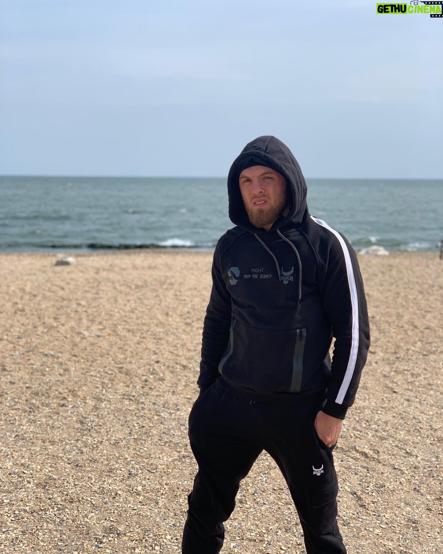 Magomed Magomedov - 5.1K Likes - Так и не дождался сегодня на зарядке @djafarov.djafar 1-0 в мою пользу 😉😀 @bukaboxing @bukaboxing_ru