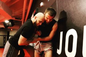 Magomed Magomedov Instagram - Пашем и не забываем улыбаться ✊🏻😃 2 апреля не за горами @bellatormma 🥊🥊 #13дней#до#боя☝🏻 @frujuice_athletics