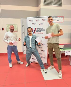 Magomed Murtazaaliev Instagram - Не так часто случается в жизни что-то, что удивляет меня по полной. Сегодня вот такой день. Ожидал, конечно, на избирательном участке увидеть много людей, но реальность превзошла  все ожидания.

Людей даже не просто много - их очень много! Такое сплочение и единение. Ощущение, что вся Россия решила не дожидаться воскресенья, а прийти и проголосовать уже сегодня. Подход, вызывающий уважение.

Как и то, что многие пришли с детьми. Всё это наводит на одну мысль о будущем России... Оно у нас будет замечательным, а может и еще лучше ❤️🇷🇺