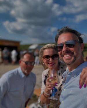 Magyarósi Csaba Instagram - Dórával és a legújabb @tiatia.fashion napszemüveggel csatlakoztunk Robiékhoz a #borlemente🍷🌅 rendezvényre Győr mellett: szuper a hangulat és az idő is. Történelmi pillanat, egy helyen vagyunk és nem szakad az eső!! #barátok #borlemente #szépidő