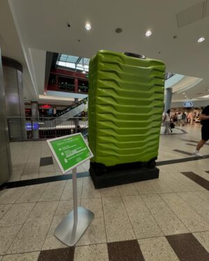 Magyarósi Csaba Instagram - #hirdetés Azt tudtam, hogy a Samsonite Proxis bőröndökből, amikkel idén a fél világot megjártuk egy karcolás nélkül, van többféle méret is, de ez a MECHAGODZILLA engem is meglepett (ugyanitt: levitáló Proxisok). A lényeg, hogy ha te is szeretnél nyerni egy olyan bőrzit, mint amit mi rángattunk magunkkal (az 5 egyikét), akkor látogass el @westendshoppingcenter -be, készíts egy képet az óriás Proxis bőrönddel, posztold nyilvános Instagram oldaladon a következő megjelölésekkel: @mysamsonite @westendshoppingcenter  #proxis A játék időtartama 2024.07.01-2024.08.31. Sorsolás 2024.09.02-án. Hajrá!