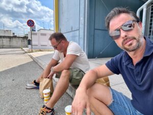 Magyarósi Csaba Instagram - Úton hazafelé Szicíliából: gyors kajálások napközben, amíg tölt az autó, csodás pizzák este, amikor ráérünk, kis sikátorok, még kisebb Fiat 500-asok. Már nem forgatunk, mert a korábbi években az összes észak-itáliai várost megmutattuk már, de ez is óriási élmény. Hétfőn vagy kedden megy ki a hazaút összefoglalója. Addig is ciao! #italy🇮🇹 #fiat500 #pizza #szicíliaimeló