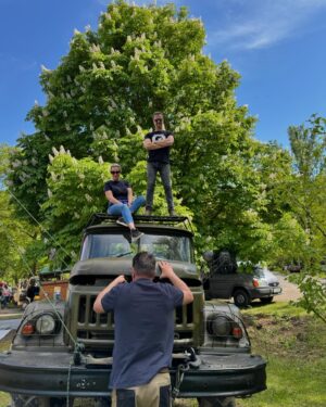 Magyarósi Csaba Instagram - Kis feleségemmel egy helyi legenda társaságában a faszállító Zilen, a fergeteges latorpusztai bulin! Köszönjük Robinak és @hajdu1 -nak a meghívást, Tiszaibiza szelleme most már egész Borsodot bejárja! #latorpuszta❤️ #zil #fergetegparty