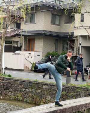 Magyarósi Csaba Instagram - Karate kölyök és Mary Poppins beveszi Kiotót! Persze megjöttek a gésák is, de már semmi nem mossa le a gyalázatot a hídról, amit a bénázásunkkal felkentünk rá! Egy cseresznyefa virágzik, holnaptól meg jönnek az új részek Japánból #kiotó #japan🇯🇵 #pokióküldetés