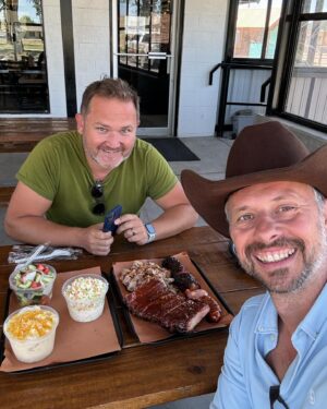 Magyarósi Csaba Instagram - Végre, ez is megvan! Igazi TEXASI BBQ! Minden várakozást felülmúl, a pitmaster szuper jó fej, a szegy omlós, a pulled pork édes, a mac&cheese krémes! Tudtam, hogy jó lesz, csak nem sejtettem! Texas eddig bejön!! #bbq #texas #usánka4 #usa🇺🇸