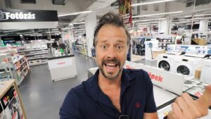 Magyarósi Csaba Instagram - Indulunk Szicíliába, de előtte beugrottunk a MediaMarktba és összeszedtük, hogy mit érdemes bepakolni a csomagba, ha nem akarod, hogy áram/szórakozás/ébrenlét/fény és hasonlók nélkül maradj. Legfontosabb izék egy utazásra, kint a videó a csatornán! #hirdetés #nyaralás #szicília #kütyük