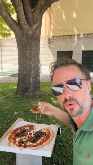 Magyarósi Csaba Instagram - #hirdetés Na, Szicília előtt egy kis olasz: új pizza a @bellozzo -nál, az ortolana, grillezett padlizsánnal, kápia paprikával, hagymalekvárral: brutál! Ráadásul a Bellozzoban most az Ortolana pizza mellé ajándék limonádé is jár, szóval duplán megéri megkóstolni!
#pizza #bellozzo