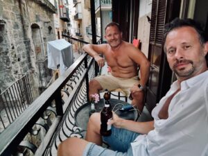Magyarósi Csaba Instagram - Befutottunk Palermóba és elég gyorsan sikerült megszicíliásodni: teraszon sörözés, utcán evés, kétkerekűvel száguldozás, kései fekvés! #palermo #szicília #szicíliaimeló #sicily🇮🇹