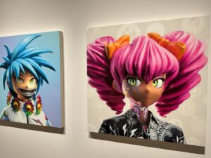 Magyarósi Csaba Instagram - Pihenőnap Kiotóban, ebből nem lesz adás, de muszáj megosztanom, hogy milyen fertelmesen jó kiállításba sikerült belefutnunk: @takashipom egészen szórakoztatóan őrült kortárs művész, aki egybegyúrta a régi és az új Japánt és ilyen öt dimenzióba belerobbanó izék sültek ki belőle! Murakami Takasi kiállítást Budapestre is!! #japan🇯🇵 #pokióküldetés #kiotó #murakamitakashi