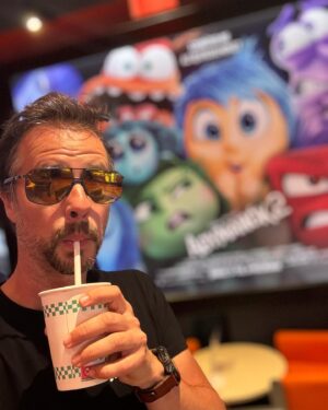 Magyarósi Csaba Instagram - Többször kéne ilyet csinálnom, valami fantasztikus ez a mozi-hambi-mozi sorminta. Az első felvonás: AGYMANÓK 2 a családdal - valami fantasztikus mozi, a régi Pixart idéző nagyon vicces és érzelmes őrület. Utána gyors hamburger, amire már megérkezett Dávid barátom is, akivel már 21 éve és 4 éve is együtt néztük a Bad Boyst - akkor épp a második és harmadik részt, szóval nyilván kötelező volt így együtt a Bad Boys 4 is - ami annyira nem zseniális, mint az Agymanók 2, de simán az utóbbi idők legszórakoztatóbb akcióvígjátéka, közel 30 év után is hozza a sorozat azt, amit az elején! #agymanók2 #badboys4 #mozi #hambi