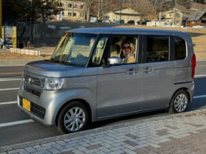 Magyarósi Csaba Instagram - #hirdetés Kibéreltük a világ legkisebb nagy autóját Japánban, a mai adásból kiderül, hogy miért zseniális a kei car (spoiler: hátul nagyobb, mint egy Rolls). Fontos infó, hogy Japánban az autóbérléshez a genfi nemzetközi jogosítvány és hitelkártya kell (nem debit és nem kp). Mi persze az Erste Wizz Air Hitelkártyával minden nehézség nélkül vettük ezt az akadályt IS! Részletek: erstebank.hu/csabautazik THM: 49,23% #erstewizzair #hitelkártya #keicar