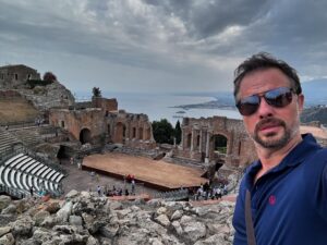 Magyarósi Csaba Instagram - Taormina, a görög színház! Csontváry őrült jó képet festett itt (PONT ITT), a helyiek a csodájára jártak és bár a festő halála után majdnem ponyva lett ebből is, ahogy az összes képéből, végül megmaradtak a festmények és százmilliókat vagy akár milliárdokat érnek. Taormina egyébként tényleg elképesztő, nem csoda, hogy Csontváry itt ragadt az ecsetével meg kb. 18 nm-nyi festővászonnal! #csontváry #taormina #szicíliaimeló #sicily🇮🇹