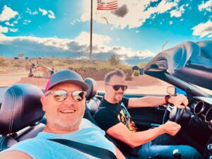 Magyarósi Csaba Instagram - Nem tudom, hogyan lehetne még jobban belezsúfolni egy képbe az amerikai életérzést, de ha van ötlet, jöhet! #usánka4 #usa🇺🇸 #musclecar #arizona🌵