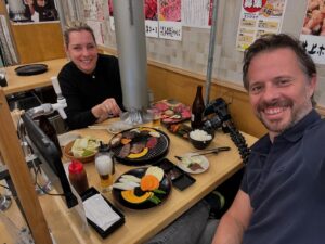 Magyarósi Csaba Instagram - Pokió küldetés: ELINDULT! Az első teljes nap Japánban, amiről tudtuk, hogy jó lesz, csak nem sejtettük. Tényleg minden várakozást felülmúlóan nyugodt, izgalmas, kedves hely, ami elég durva, hiszen közben egy 38 milliós megapolisz: aztán csöndesebb, mint egy vidéki kisváros. Nem lesz rossz ez a Japán! #japan🇯🇵 #tokyo #tokió #pokióküldetés