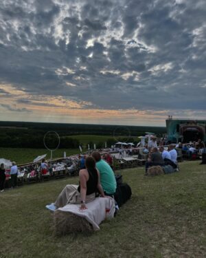 Magyarósi Csaba Instagram - Dórával és a legújabb @tiatia.fashion napszemüveggel csatlakoztunk Robiékhoz a #borlemente🍷🌅 rendezvényre Győr mellett: szuper a hangulat és az idő is. Történelmi pillanat, egy helyen vagyunk és nem szakad az eső!! #barátok #borlemente #szépidő