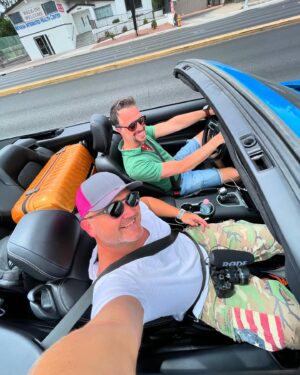 Magyarósi Csaba Instagram - Közben a Szexi Csokoládé különítmény átvette a verdáját, amivel megkezdte több ezer mérföldes útját dél-délkelet felé! Amerika komoly bajban van! #usánka4 #fordmustang #roadmovie #nevada
