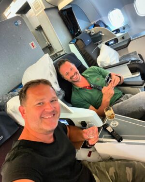 Magyarósi Csaba Instagram - #hirdetés Fent vagyunk a KLM business osztályán, ami önmagában is öröm, de igazából azért mosolygunk, mert felszállt a gép, mielőtt lecsapott Houstonra a tornádó, amit előre jeleztek a hatóságok. Nem sokon múlt! #tornádó #usánka4 #houston #klm