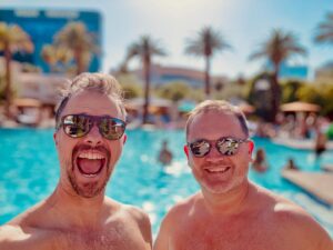 Magyarósi Csaba Instagram - USÁNKA 4 ELINDULT! Már Vegasban, Amszterdamon át jöttünk KLM-mel, most a medencében, este még egy kis rulett, aztán elájulás, hogy holnap indulhasson a road movie! De reggel 8-kor kint az adás az eddigiekről!! Betyáros lesz! #usánka4 #lasvegas #klm #roadmovie #utazás