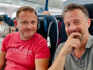 Magyarósi Csaba Instagram - USÁNKA 4 ELINDULT! Már Vegasban, Amszterdamon át jöttünk KLM-mel, most a medencében, este még egy kis rulett, aztán elájulás, hogy holnap indulhasson a road movie! De reggel 8-kor kint az adás az eddigiekről!! Betyáros lesz! #usánka4 #lasvegas #klm #roadmovie #utazás