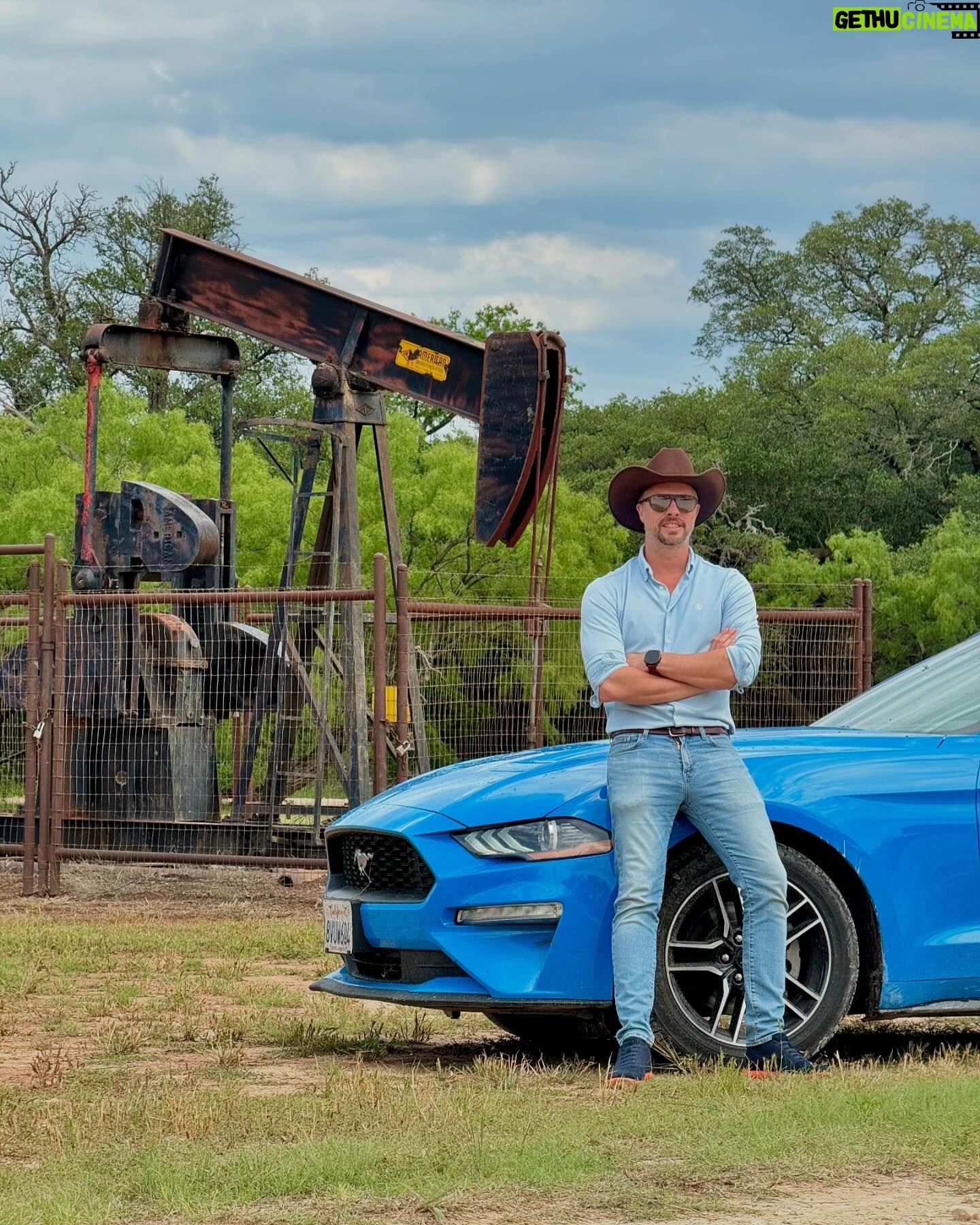 Magyarósi Csaba - 3.2K Likes - Texas meg én egyszerűen nem tudunk hibázni! Cowboy kalap, Mustang, olajkút, nagyon egy hullámhosszon vagyunk. Megyek is és keresek egy jó kis kocsmai verekedést, aztán befogok néhány szarvasmarhát! #texas #usánka4 #usa🇺🇸 #fordmustang
