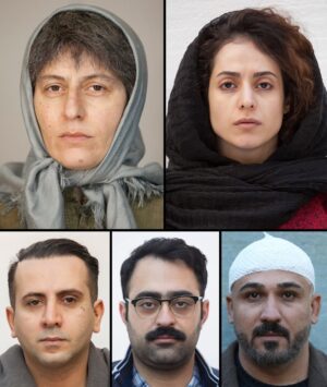 Mahdokht Molaei Instagram - عکس‌های تست گریم بازیگران فیلم «بوتاکس» رونمایی شد

عکس‌های تست گریم بازیگران فیلم‌ «بوتاکس»، اولین فیلم بلند کاوه مظاهری رونمایی شد.

به گزارش مشاور رسانه‌ای پروژه، کاوه مظاهری که با فیلم کوتاه «روتوش» برنده سیمرغ بلورین بهترین فیلم کوتاه از سی و پنجمین دوره جشنواره فیلم فجر و جشن خانه سینما شده است، اولین فیلم بلند داستانی خود را با عنوان «بوتاکس» جلوی دوربین برده است.
سوسن پرور، مهدخت مولایی، سروش سعیدی، محسن کیانی و مرتضی خانجانی از بازیگران این فیلم هستند که در فضایی بین رؤیا و واقعیت ارتباط بین فرزندان یک خانواده را روایت می‌کند.
در خلاصه داستان این فیلم آمده است: «اکرم و آذر به همه می‌گویند که برادرشان قاچاقی به آلمان رفته و فعلاً ازش خبری ندارند. به‌مرور این «دروغ» در ذهن اکرم به یک واقعیت تبدیل می‌شود، تا حدی که شبانه‌روز را در انتظار برگشتن برادرش از آلمان، سپری می‌کند.»
دیگر عوامل فیلم عبارت‌اند از: تهیه‌کنندگان: کاوه مظاهری و سروش سعیدی، فیلم‌نامه: کاوه مظاهری و سپینود ناجیان، مدیر فیلم‌برداری: حامد حسینی سنگری، طراح صحنه و لباس: عادله چراغی، طراح چهره‌پردازی: امید گلزاده، تدوین: پویان شعله‌ور، موسیقی: میلاد موحدی، صدابردار: هادی معنوی پور، طراحی و تدوین صدا: حسین قورچیان، طراحی جلوه‌های ویژه کامپیوتری: محمد برادران، مجری طرح: مهدی برجیان، مدیر تولید: امیرمهدی صادقی، دستیار اول کارگردان و برنامه‌ریز: غزل معصومی، اصلاح رنگ و نور: نیما دبیرزاده و عکاس: سیما محمدی.

#actor #actress #cinema #film #filmproduction #actresshot #mahdokht_molaei#theater #theaterlife