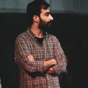 Mahdokht Molaei Instagram - ‌ ‌
⚫ به سیاهی این روزهای‌مان، سیاه‌پوش روی صحنه خواهیم رفت و اجرای امشب را تقدیم می‌کنیم به همه جان‌باختگان و قربانیان پرواز ۷۵۲ و کبوتران دریایی دودی که هیچ‌گاه به مقصد نرسیدند.
‌ ‌
«پرواز عمود کبوتر دریایی دودی بر فراز آب‌های سرد و معتدل اقیانوس اطلس»
‌ ‌
ساعت ۱۹ تماشاخانه سپند
‌ ‌
#پرواز_عمود #مهاجرت #تماشاگربازیگر #تاتر #تیاتر #تئاتر #نمایش #بازیگر