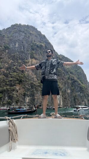 Mahesh Subramaniam Instagram - Back to #youtube don’t miss out our latest video link in bio
And first comment!

Thank you @yellohworldtour for this amazing Trip!