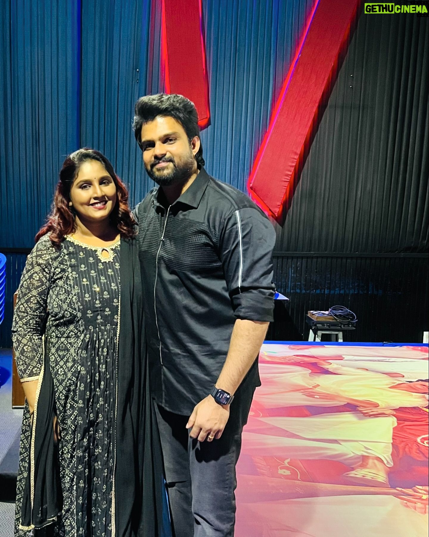 Mahesh Subramaniam - 5K Likes - Managed to click a picture with my love ❤️ Fan Girl 🤗
MUA : @glory_makeup_artist_
#fangirl #love #couple #couplegoals #happiness