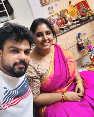 Mahesh Subramaniam Instagram - Naan mudhal mudhalaai ezhuthiya kaadhal isai Adharkoru adhaara shruthi nee…. ❤️

Celebrating 11 months of dealing with my weirdness. You’re the jelly to my crazy sandwich! ♾️🧿

#weirdlyinlove #patience #love #happilyeverafter #happiness #marriage #crazy