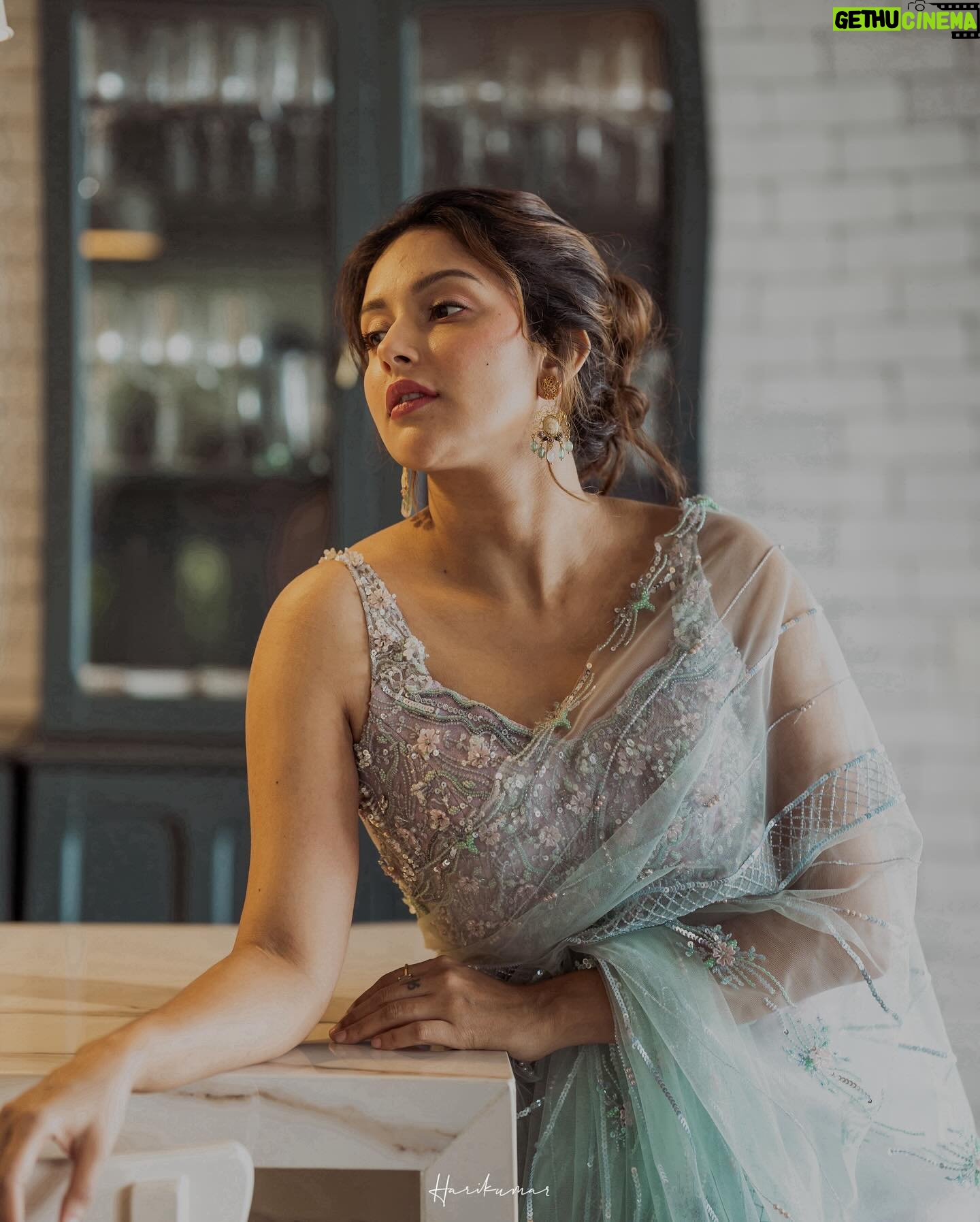 Mahima Nambiar - 136.5K Likes - 💕
Saree : @t.and.msignature
Earrings: @m.o.dsignature
Makeup & hair : @rizwan_themakeupboy
Photography: @_harikumar._