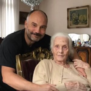 Mahir Günşiray Instagram - Bugun anneannem 103 yaşında! 🍀