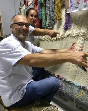 Mahir Günşiray Instagram - Altınözü’nde bir vahâ keşfettim! Halı dokuma, zeytin bebekler, karakılçık buğday saplarından tepsiler,  çanaklar… daha neler neler! 

Altınözü Sosyal Dayanışma Ve Yardımlaşma Vakfı