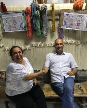 Mahir Günşiray Instagram - Altınözü’nde bir vahâ keşfettim! Halı dokuma, zeytin bebekler, karakılçık buğday saplarından tepsiler,  çanaklar… daha neler neler! 

Altınözü Sosyal Dayanışma Ve Yardımlaşma Vakfı